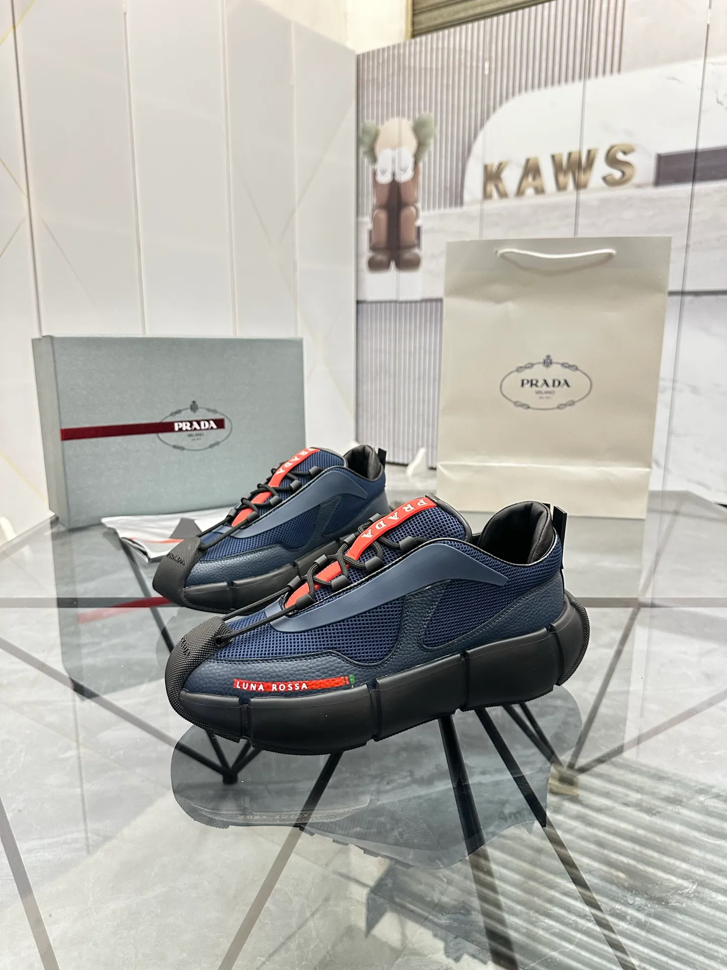 Men's shoes: 💰P500¥ High-end, complete package Product trademark: Prada *"Prada*" low-top casual shoes Regular size: 38-44 (can be customized to 45.46) Couple style Product materials: Upper imported cowhide stitched with original fabric, sheepskin lining, original outsole. Number: 846
